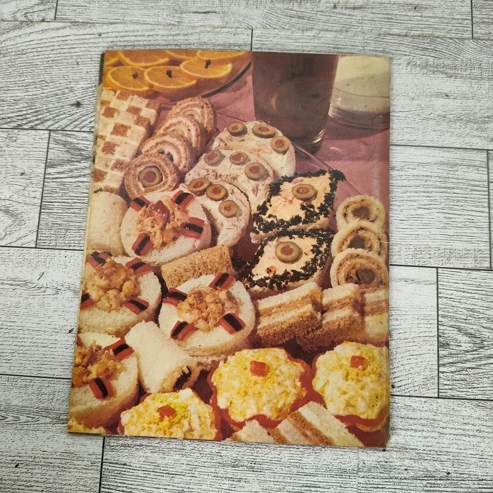 250 Tasty Snack Ideas for Entertaining Cookbook Booklet 1970 Vtg‎ Culinary Arts